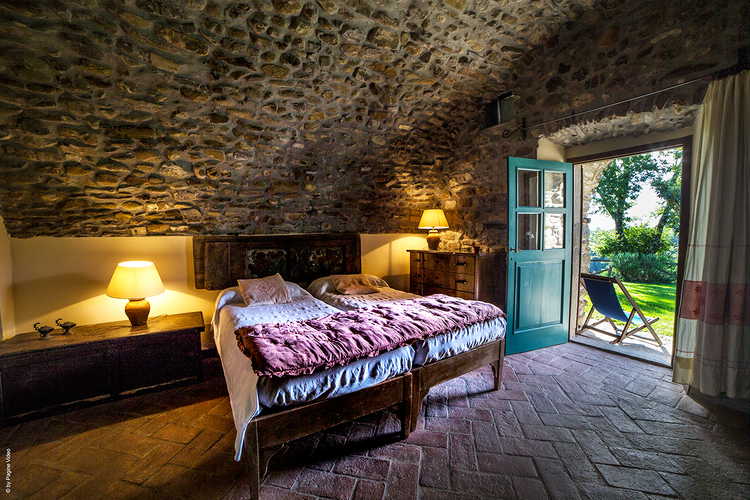 Agriturismo Ca' del Bosco - stone arches and french doors to the garden